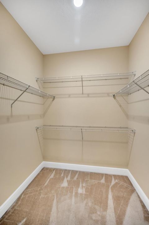 Activo con contrato: $2,600 (4 camas, 2 baños, 2000 Pies cuadrados)