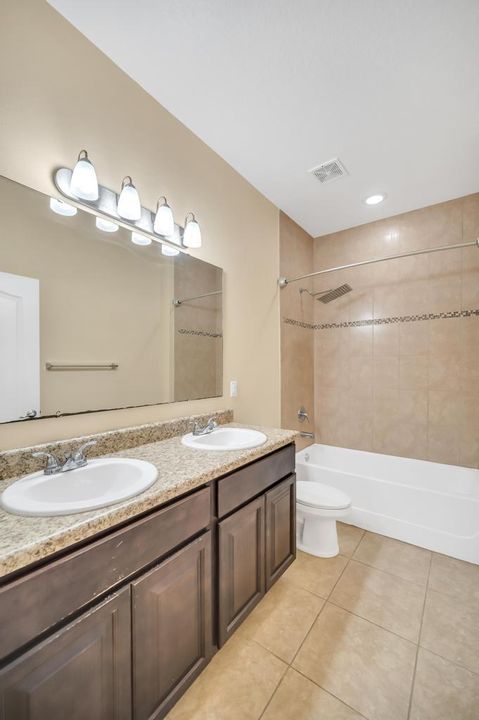 Activo con contrato: $2,600 (4 camas, 2 baños, 2000 Pies cuadrados)