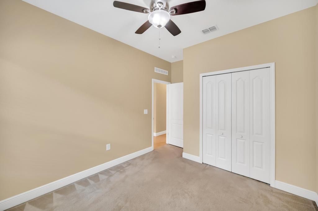 Activo con contrato: $2,600 (4 camas, 2 baños, 2000 Pies cuadrados)