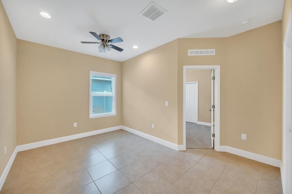 Activo con contrato: $2,600 (4 camas, 2 baños, 2000 Pies cuadrados)