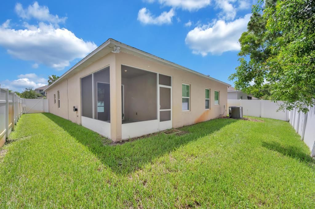 Activo con contrato: $2,600 (4 camas, 2 baños, 2000 Pies cuadrados)