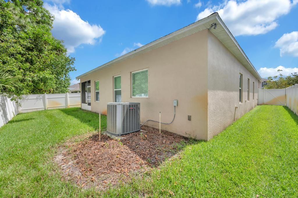 Activo con contrato: $2,600 (4 camas, 2 baños, 2000 Pies cuadrados)