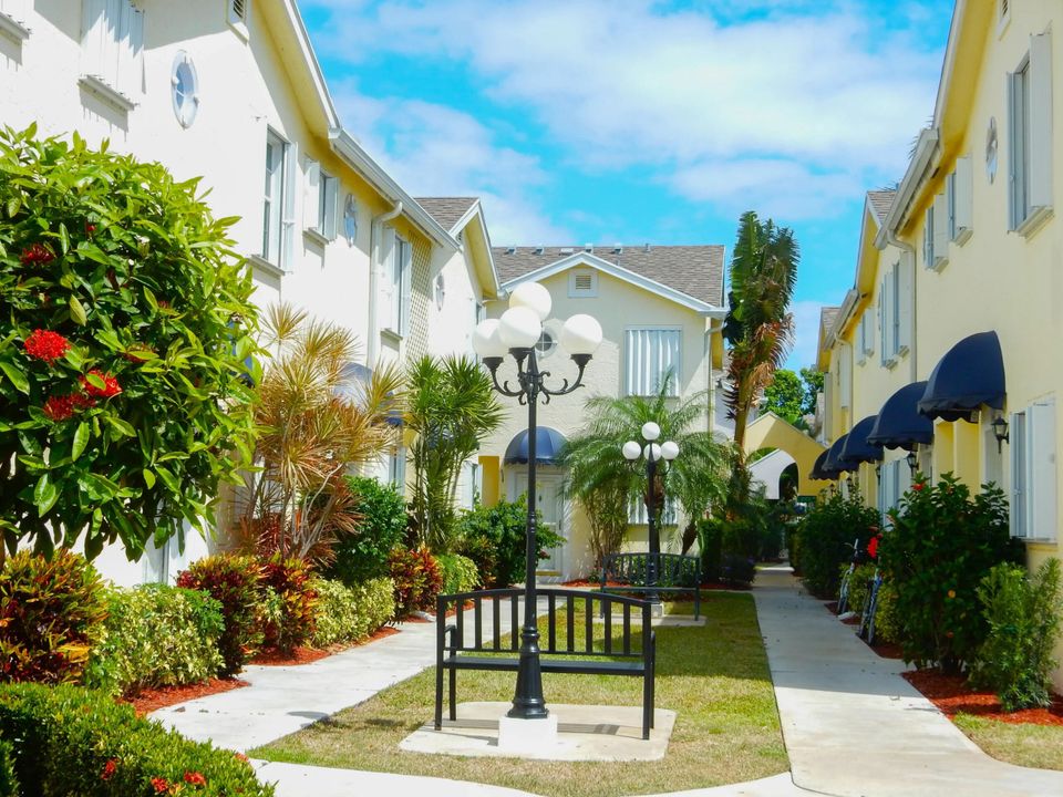 For Sale: $231,000 (2 beds, 2 baths, 1045 Square Feet)