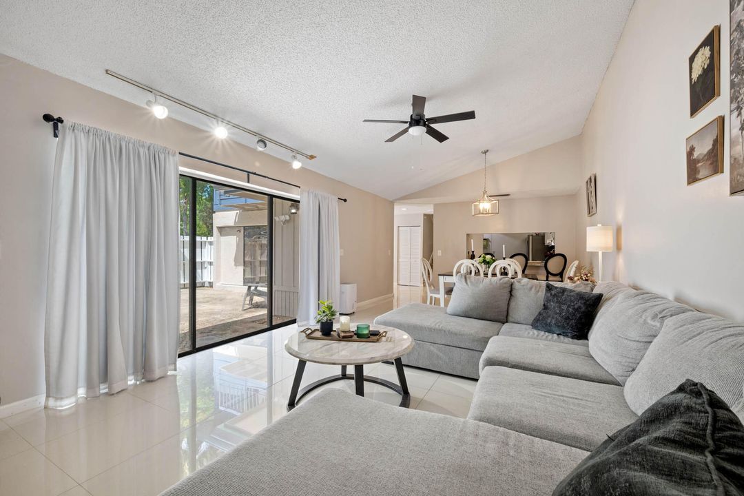 На продажу: $335,000 (3 спален, 2 ванн, 1646 Квадратных фут)