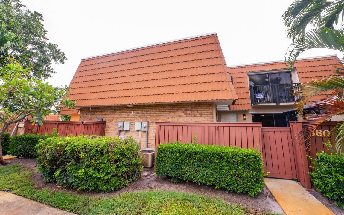 For Sale: $349,000 (2 beds, 2 baths, 1236 Square Feet)