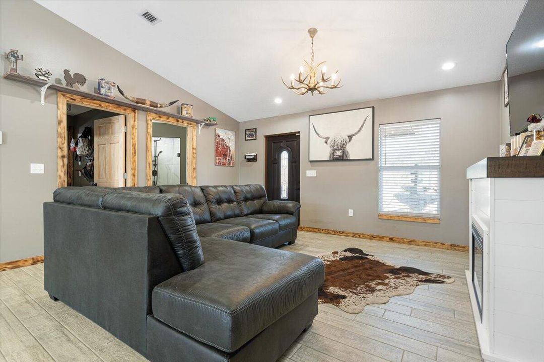 For Sale: $799,900 (3 beds, 3 baths, 1822 Square Feet)