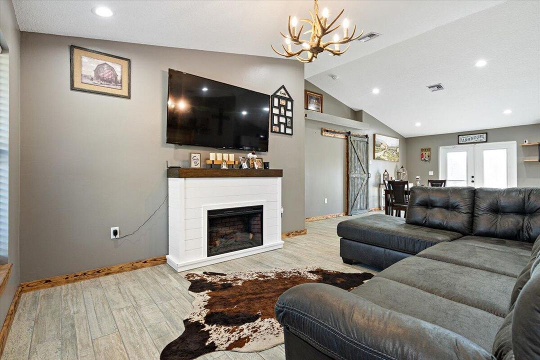 For Sale: $799,900 (3 beds, 3 baths, 1822 Square Feet)