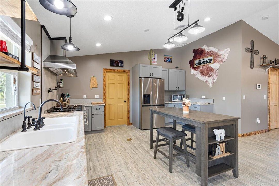 For Sale: $799,900 (3 beds, 3 baths, 1822 Square Feet)