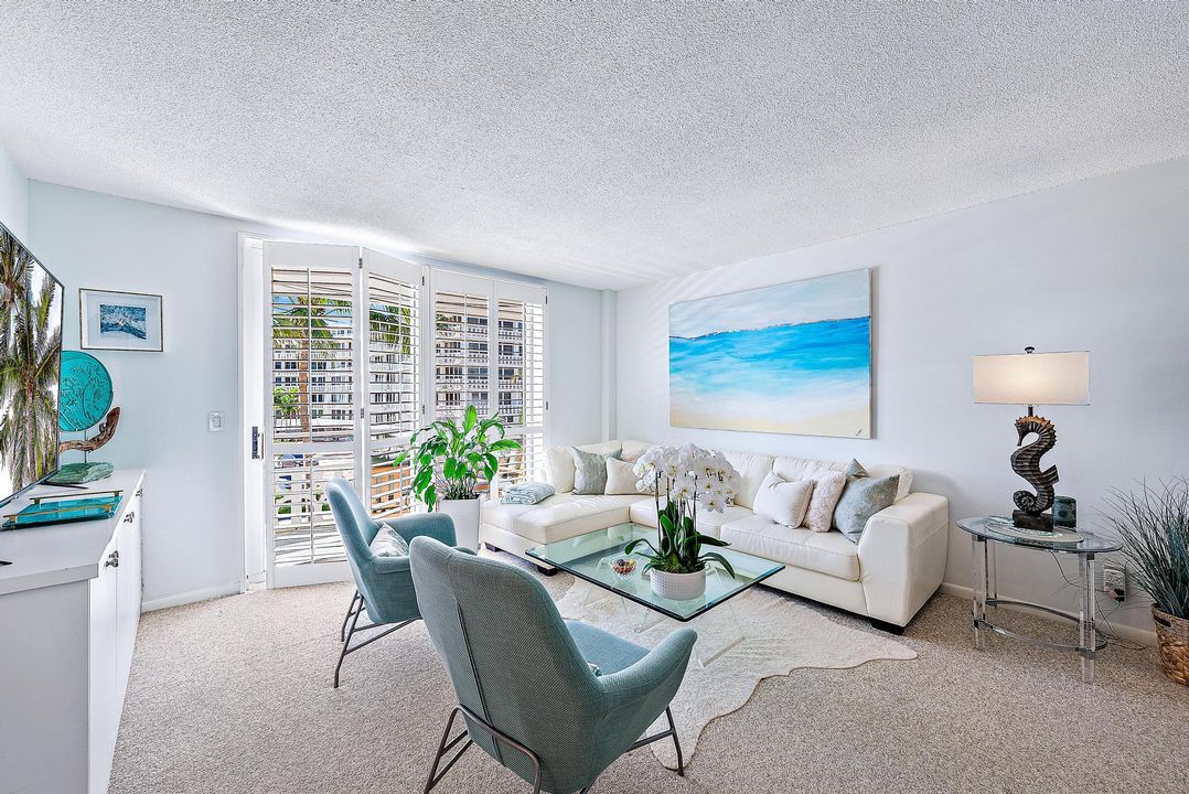 Recently Rented: $5,300 (1 beds, 1 baths, 690 Square Feet)