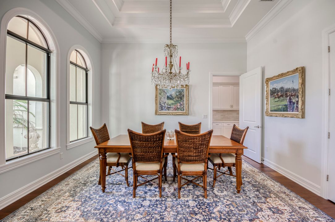 Под контрактом: $2,950,000 (5 спален, 5 ванн, 4317 Квадратных фут)