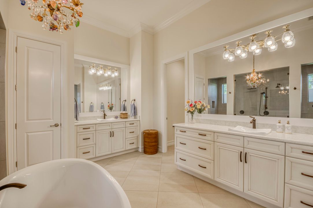 Под контрактом: $2,950,000 (5 спален, 5 ванн, 4317 Квадратных фут)