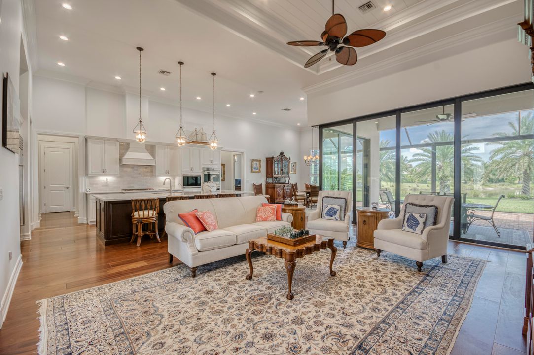 Под контрактом: $2,950,000 (5 спален, 5 ванн, 4317 Квадратных фут)