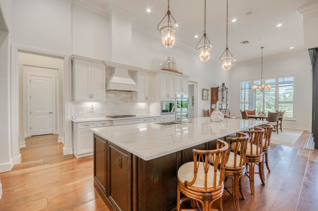 Под контрактом: $2,950,000 (5 спален, 5 ванн, 4317 Квадратных фут)