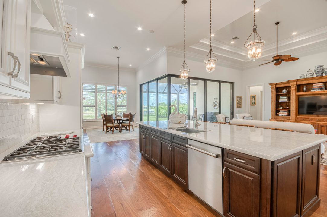 Под контрактом: $2,950,000 (5 спален, 5 ванн, 4317 Квадратных фут)