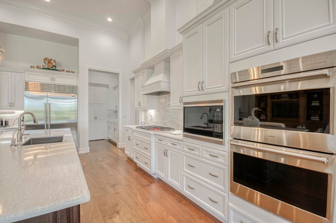 Под контрактом: $2,950,000 (5 спален, 5 ванн, 4317 Квадратных фут)