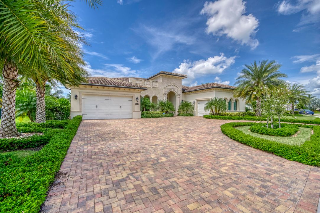 Под контрактом: $2,950,000 (5 спален, 5 ванн, 4317 Квадратных фут)