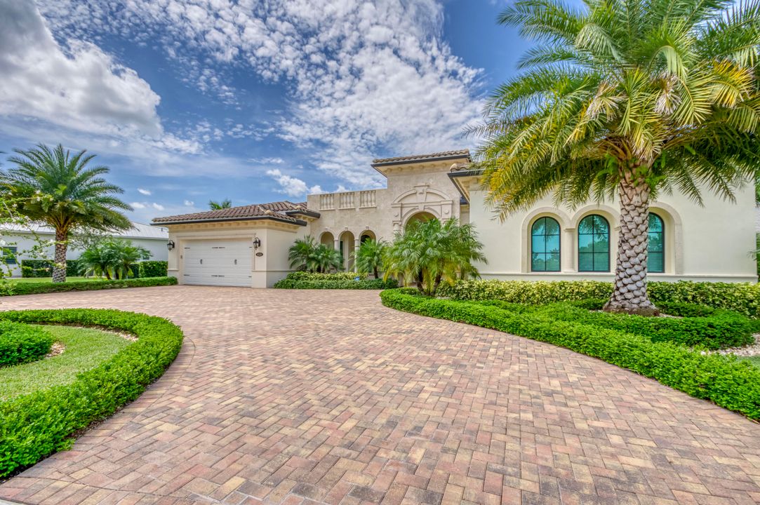 Под контрактом: $2,950,000 (5 спален, 5 ванн, 4317 Квадратных фут)