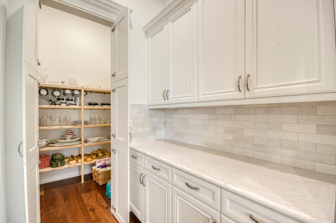 Под контрактом: $2,950,000 (5 спален, 5 ванн, 4317 Квадратных фут)