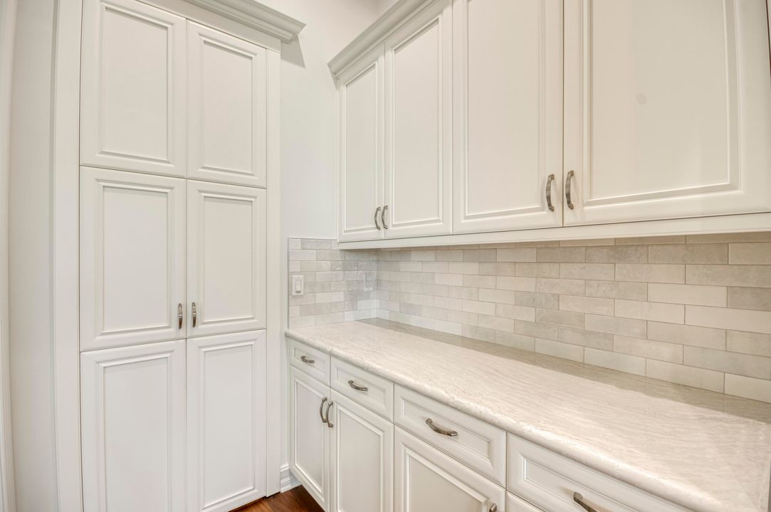 Под контрактом: $2,950,000 (5 спален, 5 ванн, 4317 Квадратных фут)