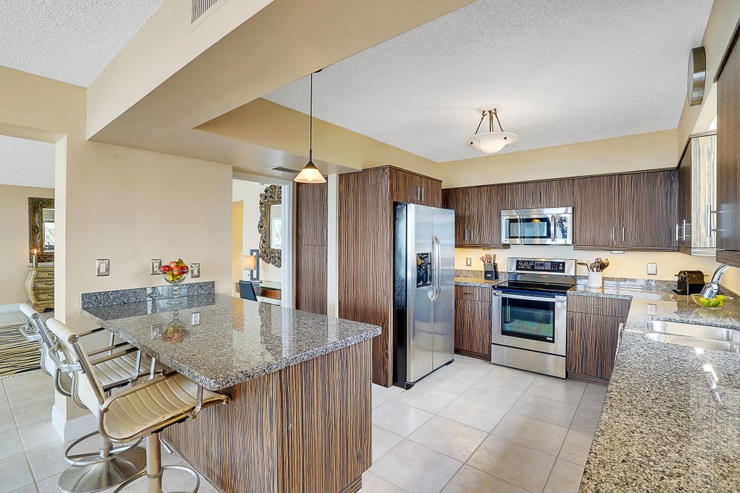 合同活跃: $1,150,000 (3 贝兹, 3 浴室, 2454 平方英尺)