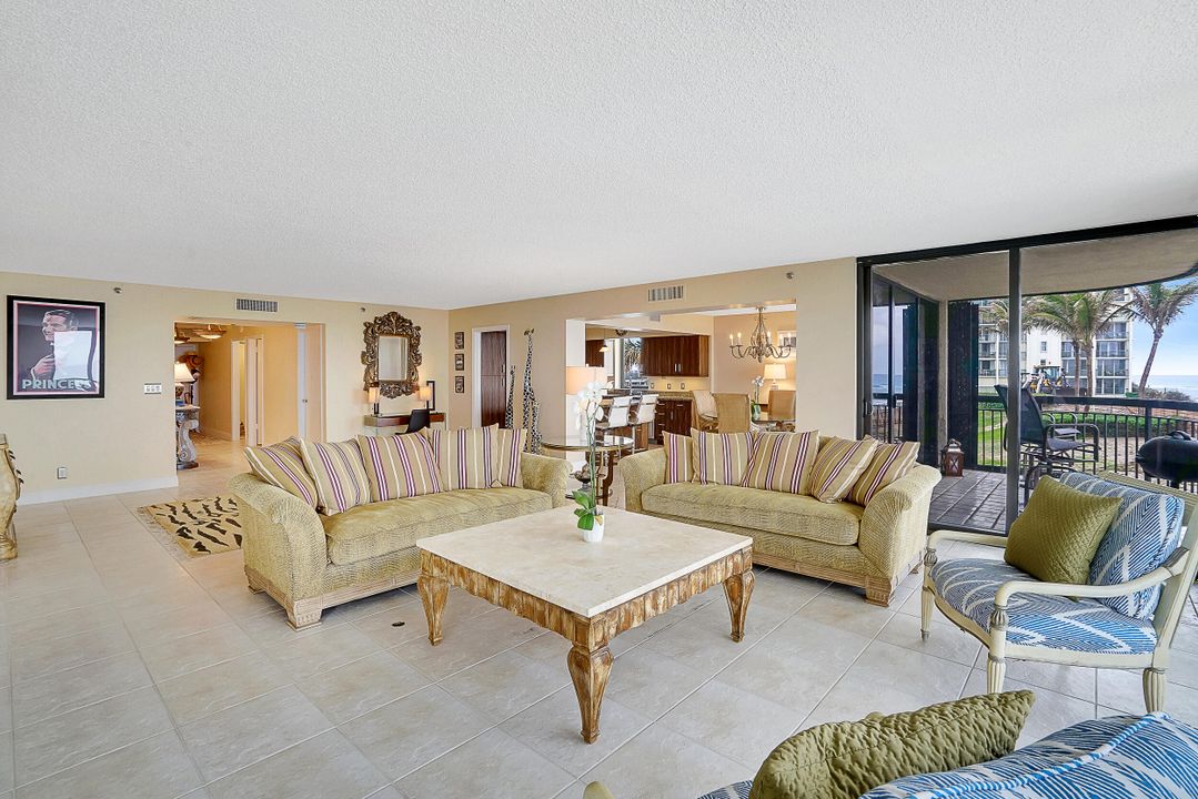 合同活跃: $1,150,000 (3 贝兹, 3 浴室, 2454 平方英尺)