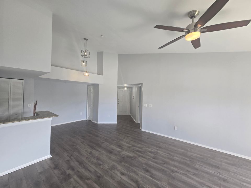 Activo con contrato: $2,600 (4 camas, 2 baños, 1401 Pies cuadrados)