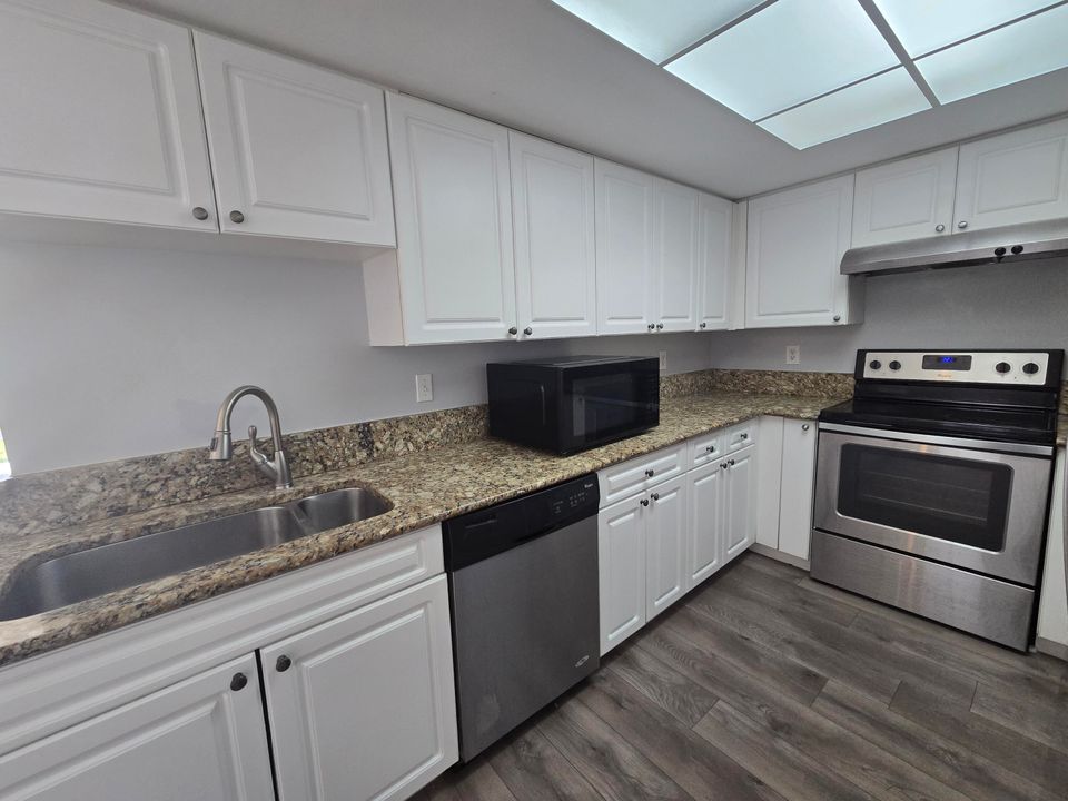 Activo con contrato: $2,600 (4 camas, 2 baños, 1401 Pies cuadrados)