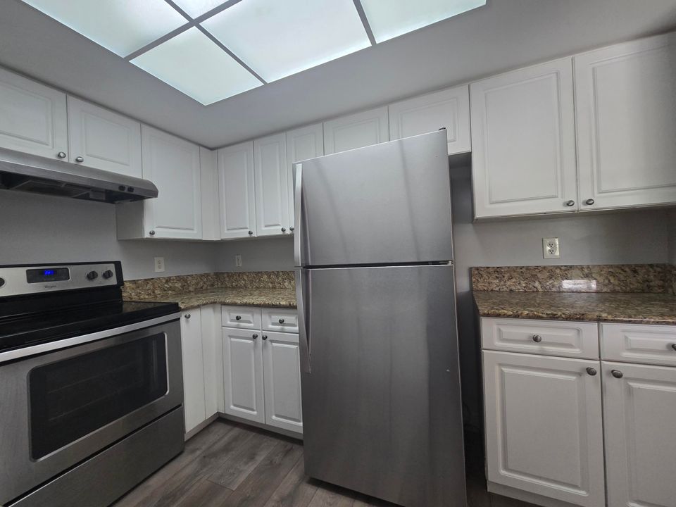 Activo con contrato: $2,600 (4 camas, 2 baños, 1401 Pies cuadrados)