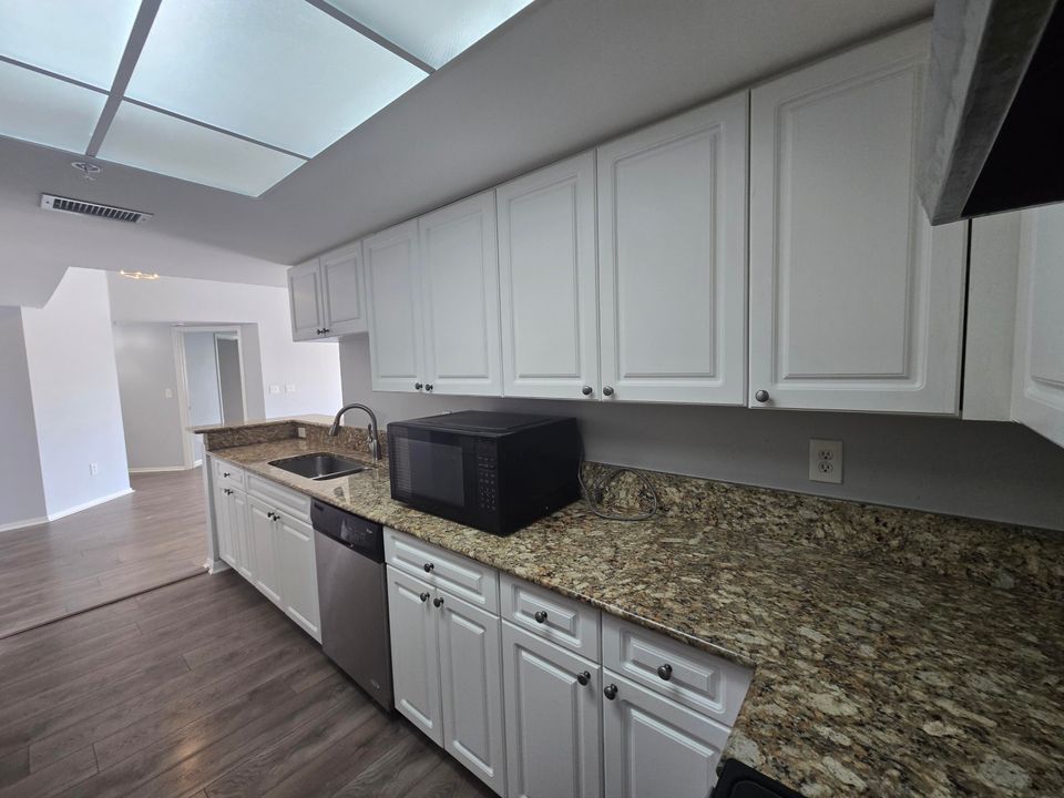 Activo con contrato: $2,600 (4 camas, 2 baños, 1401 Pies cuadrados)