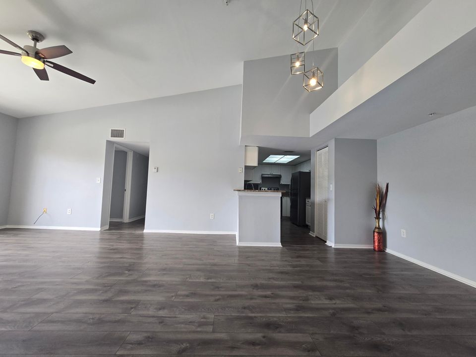 Activo con contrato: $2,600 (4 camas, 2 baños, 1401 Pies cuadrados)