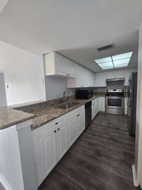 Activo con contrato: $2,600 (4 camas, 2 baños, 1401 Pies cuadrados)