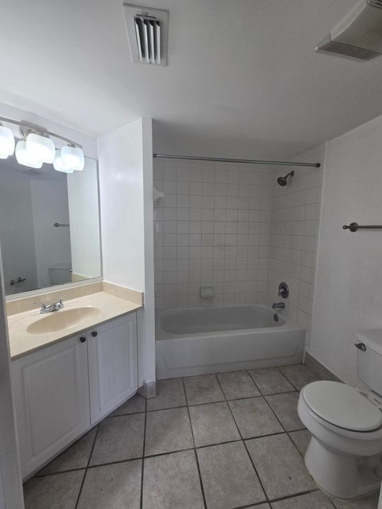 Activo con contrato: $2,600 (4 camas, 2 baños, 1401 Pies cuadrados)