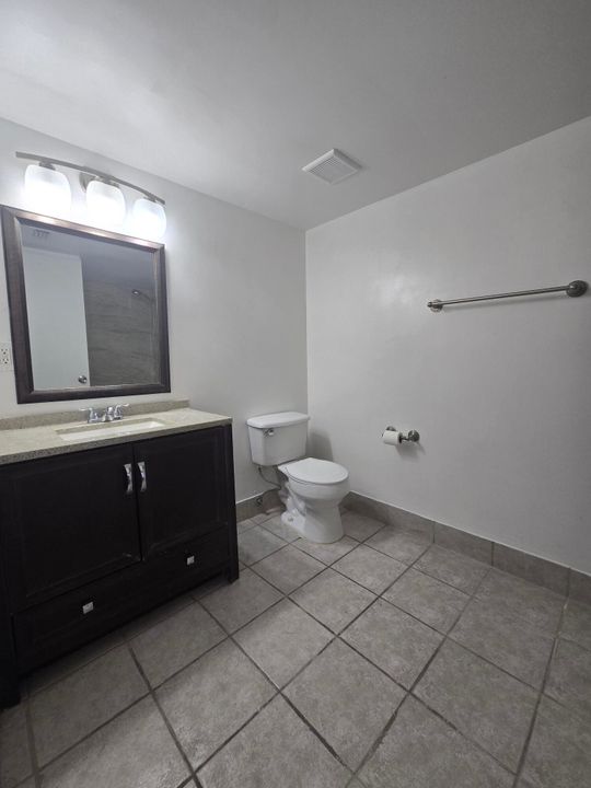 Activo con contrato: $2,600 (4 camas, 2 baños, 1401 Pies cuadrados)