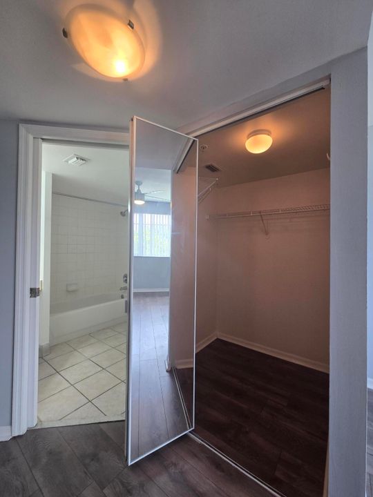 Activo con contrato: $2,600 (4 camas, 2 baños, 1401 Pies cuadrados)