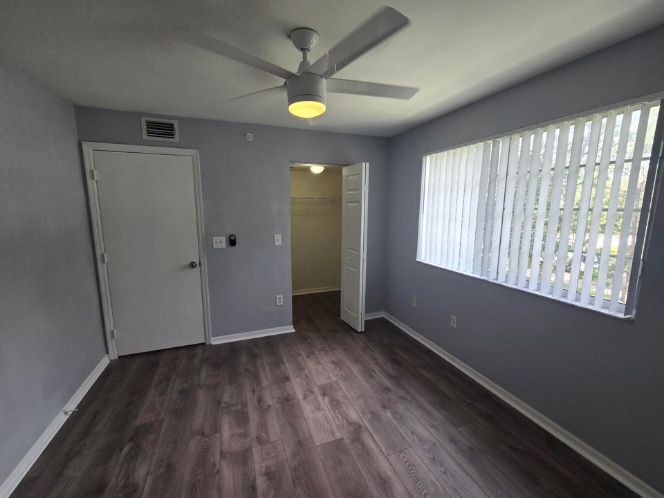 Activo con contrato: $2,600 (4 camas, 2 baños, 1401 Pies cuadrados)