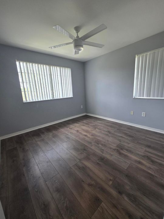 Activo con contrato: $2,600 (4 camas, 2 baños, 1401 Pies cuadrados)