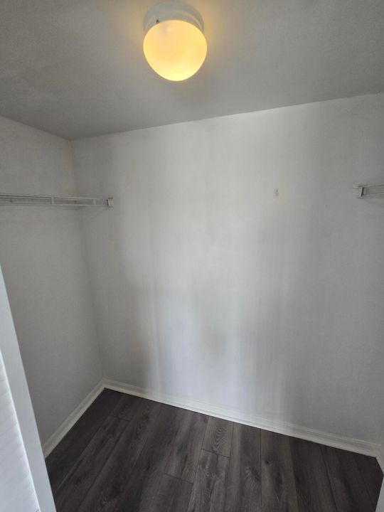 Activo con contrato: $2,600 (4 camas, 2 baños, 1401 Pies cuadrados)