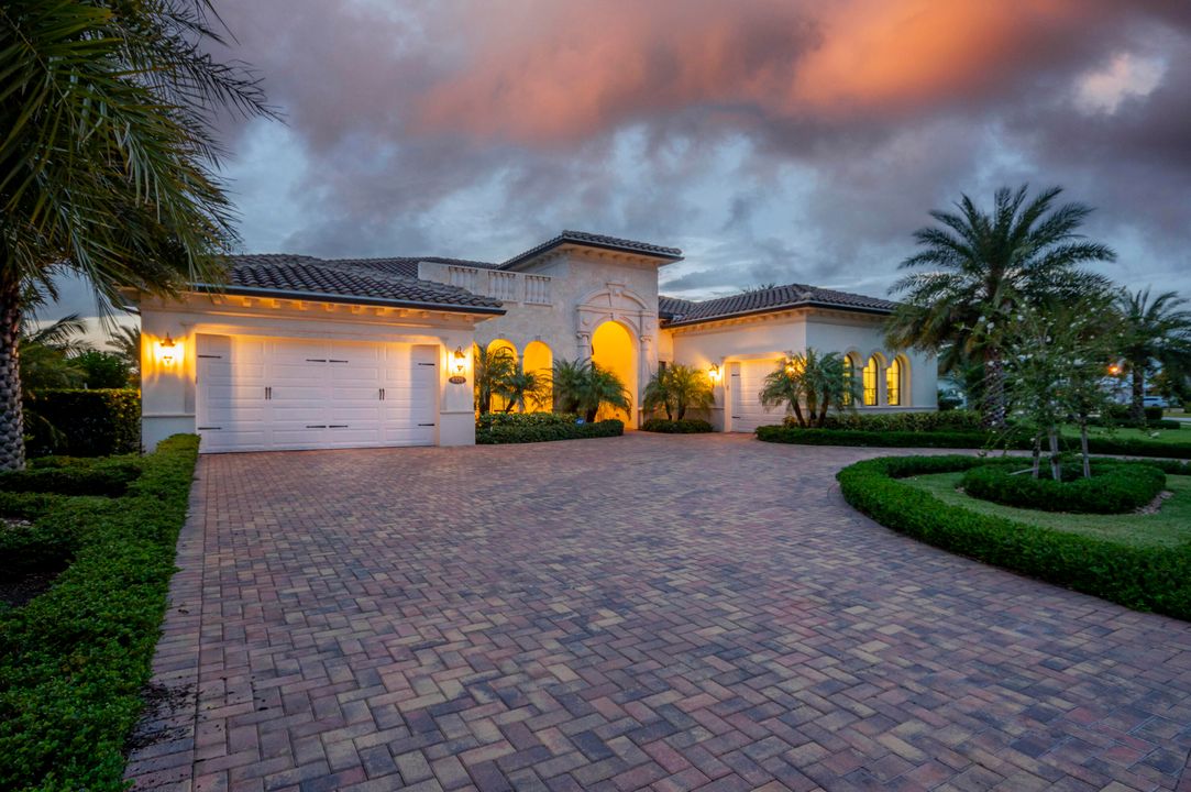 Под контрактом: $2,950,000 (5 спален, 5 ванн, 4317 Квадратных фут)