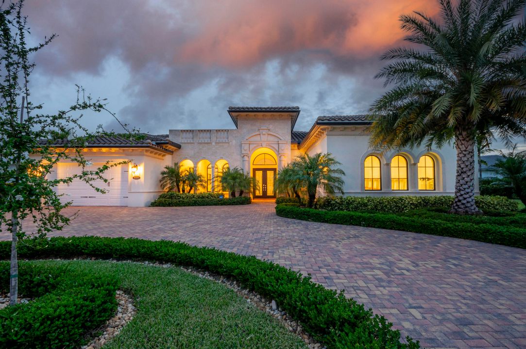 Под контрактом: $2,950,000 (5 спален, 5 ванн, 4317 Квадратных фут)