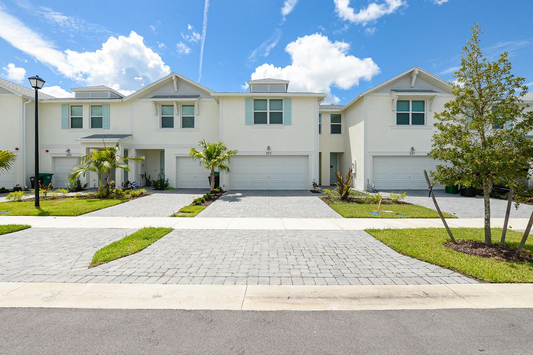 For Rent: $2,500 (3 beds, 2 baths, 1808 Square Feet)