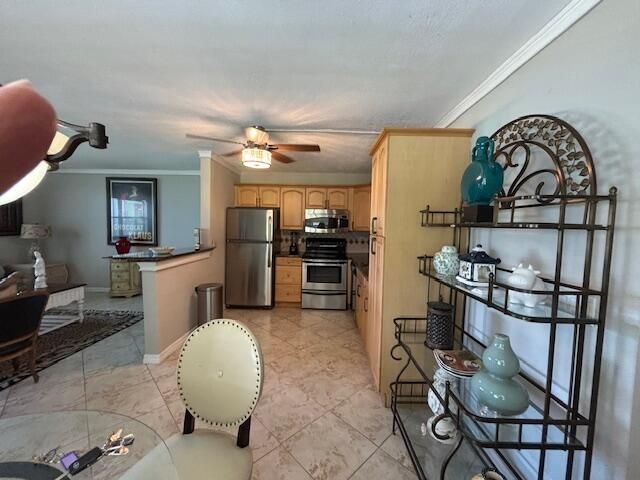 For Sale: $74,900 (1 beds, 1 baths, 828 Square Feet)