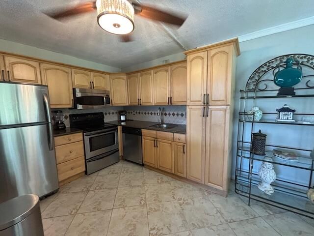 For Sale: $74,900 (1 beds, 1 baths, 828 Square Feet)