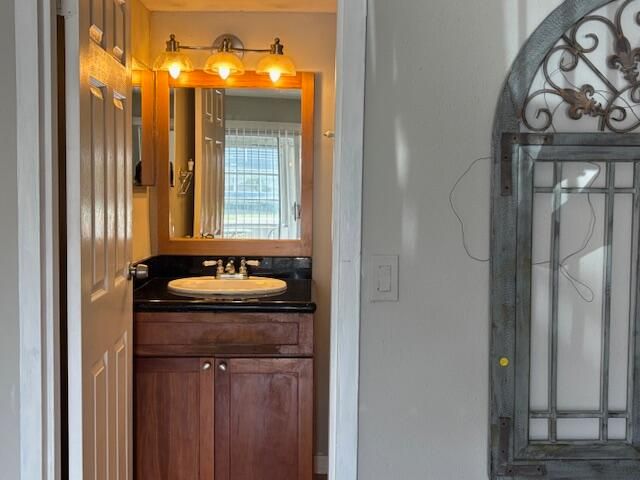 For Sale: $74,900 (1 beds, 1 baths, 828 Square Feet)