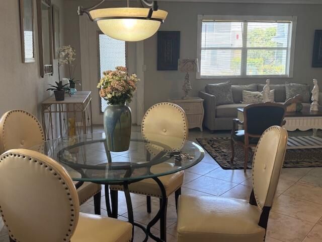 For Sale: $74,900 (1 beds, 1 baths, 828 Square Feet)