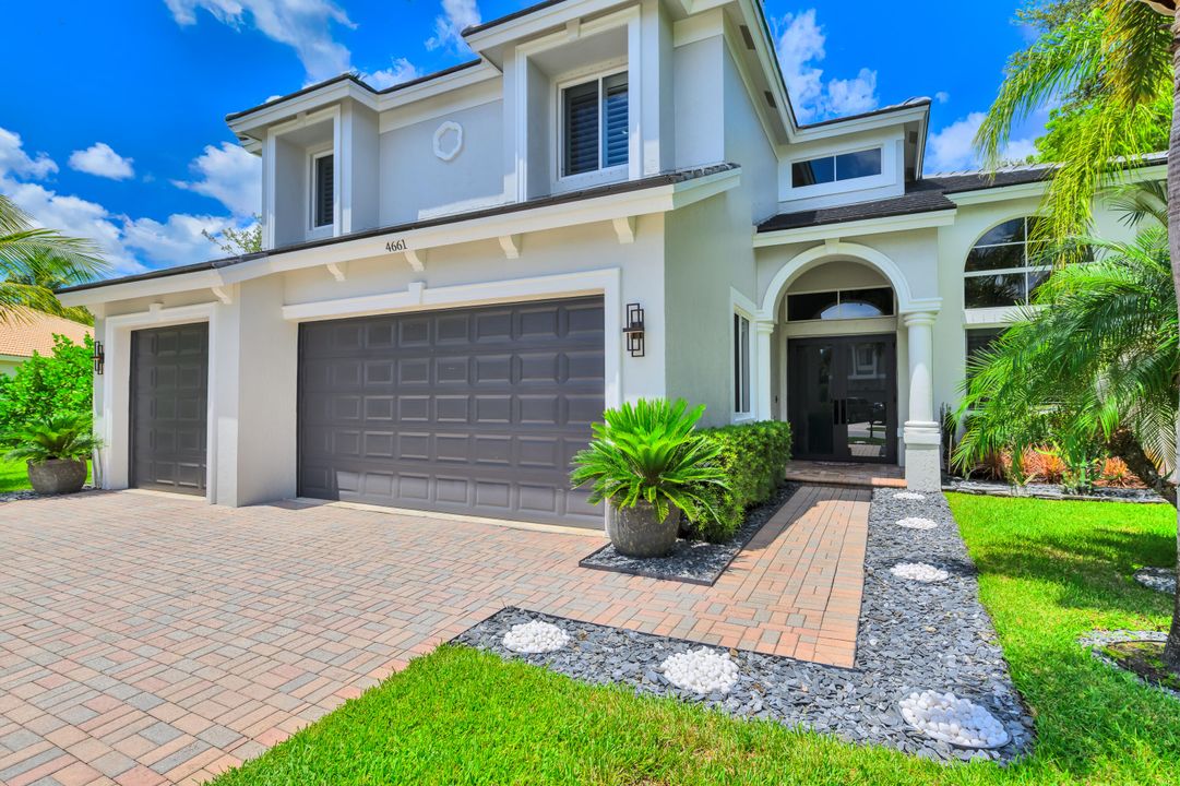 出租: $14,500 (5 贝兹, 3 浴室, 3375 平方英尺)