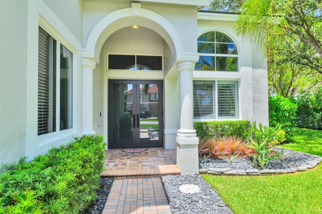 出租: $14,500 (5 贝兹, 3 浴室, 3375 平方英尺)