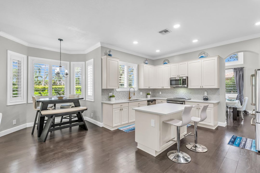 出租: $14,500 (5 贝兹, 3 浴室, 3375 平方英尺)