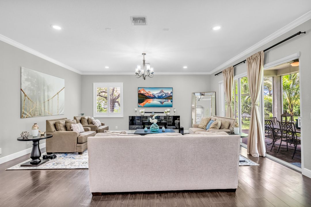 出租: $14,500 (5 贝兹, 3 浴室, 3375 平方英尺)