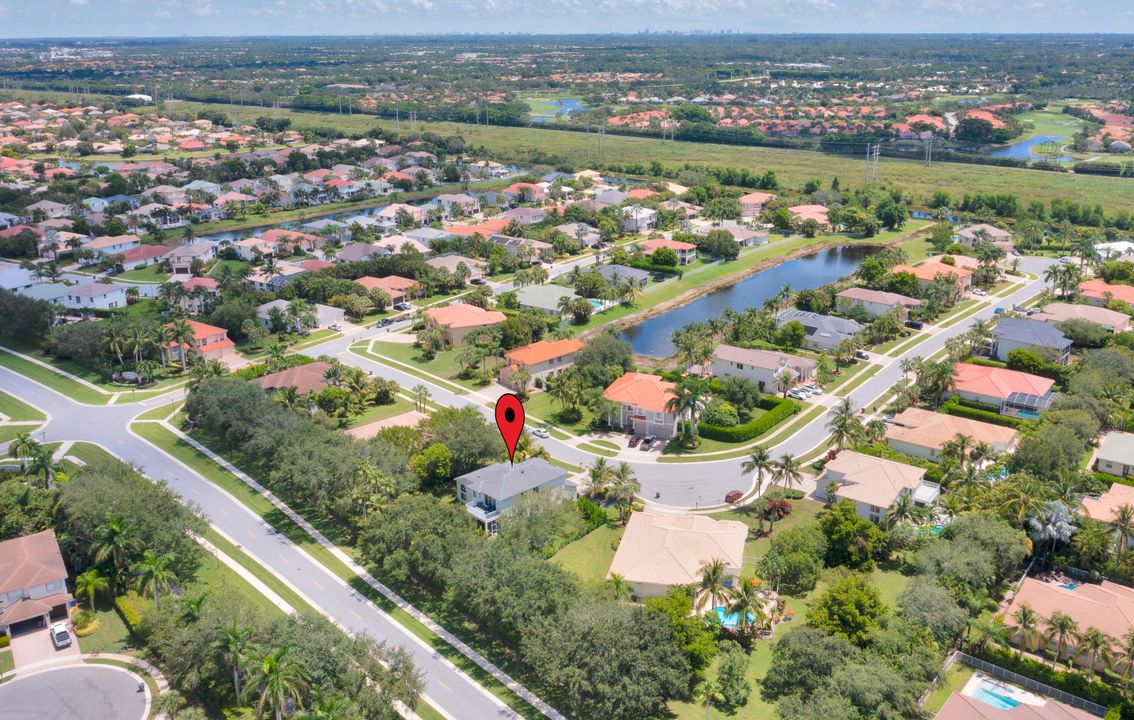 出租: $14,500 (5 贝兹, 3 浴室, 3375 平方英尺)