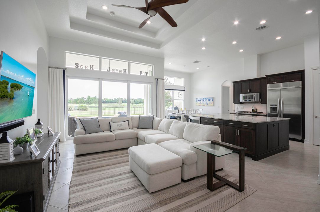 Под контрактом: $1,950,000 (4 спален, 3 ванн, 2792 Квадратных фут)